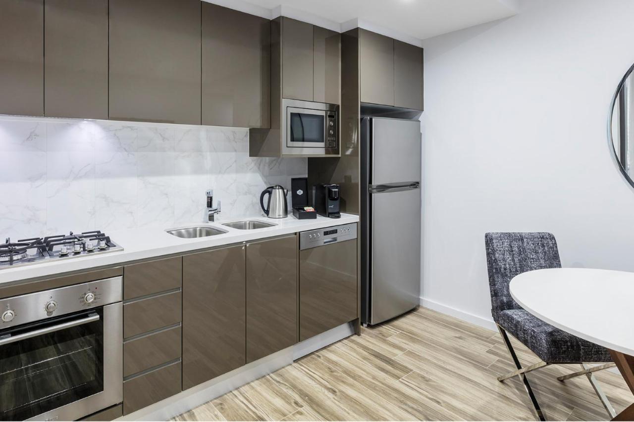 Meriton Suites Mascot Central Sydney Zewnętrze zdjęcie A kitchen in a typical apartment