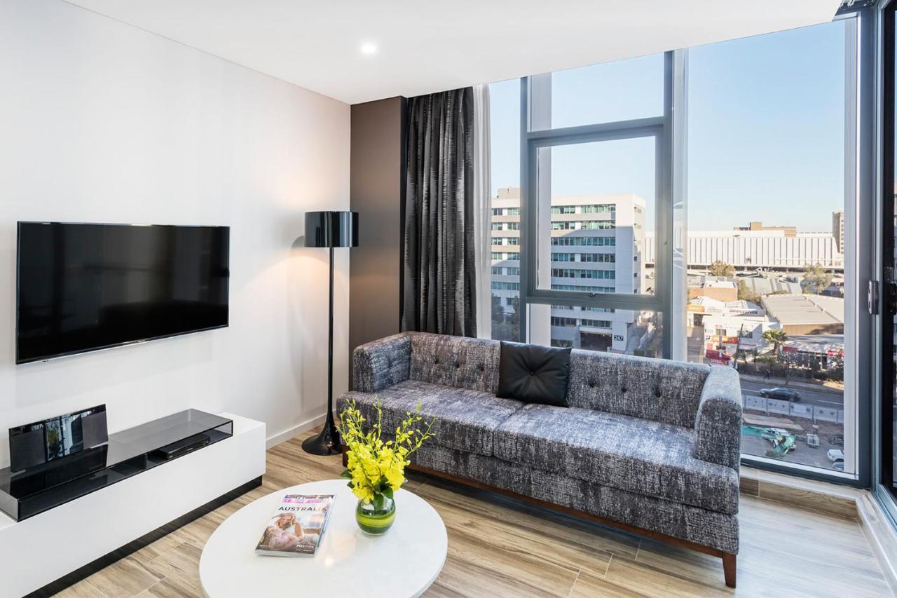 Meriton Suites Mascot Central Sydney Zewnętrze zdjęcie The living room of a typical apartment