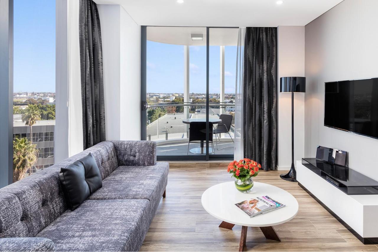 Meriton Suites Mascot Central Sydney Zewnętrze zdjęcie A living room in a typical apartment