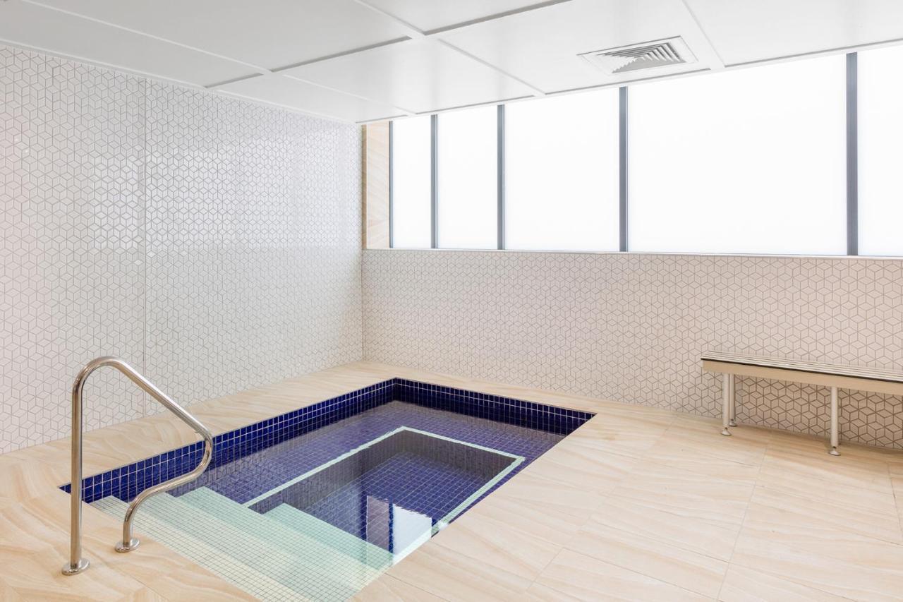 Meriton Suites Mascot Central Sydney Zewnętrze zdjęcie A small pool at the National University Hospital, Singapore