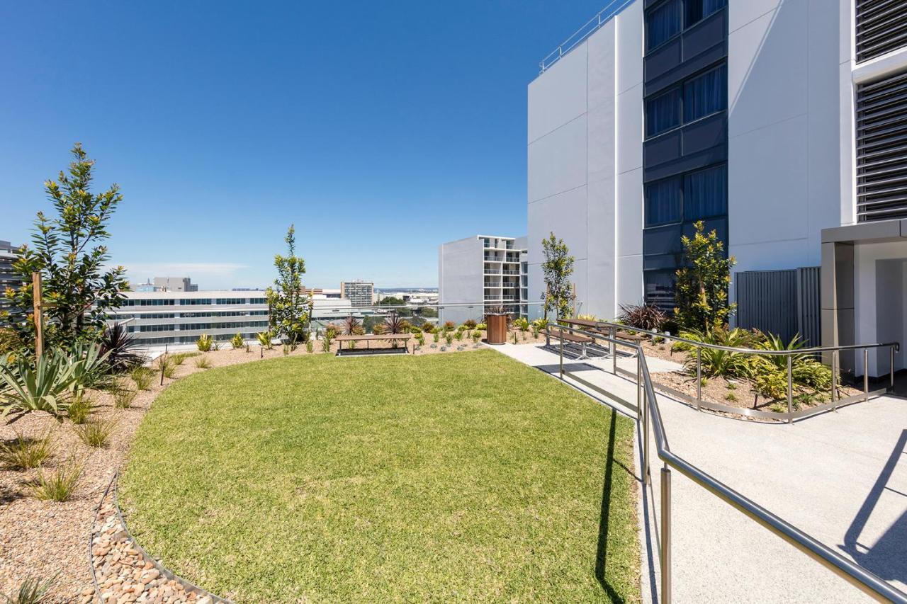 Meriton Suites Mascot Central Sydney Zewnętrze zdjęcie The rooftop garden at the Gold Coast University Hospital