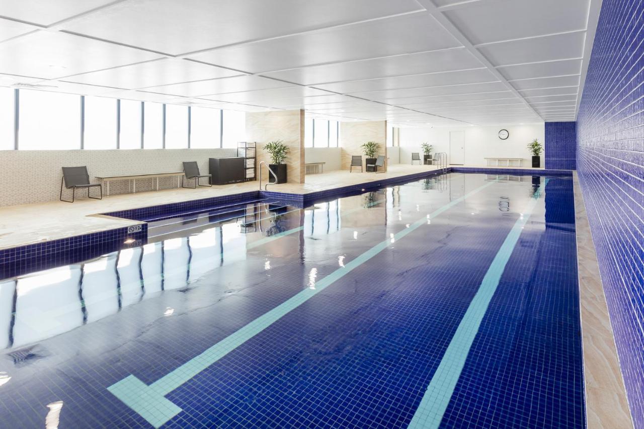 Meriton Suites Mascot Central Sydney Zewnętrze zdjęcie The pool at the hotel